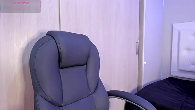 Snapshot of nicole__parker1 chatting on 02-27-26, 01:33 nicole parker1 online show from 02-27-26, 01:33