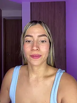 Snapshot of Issabela_G1 chatting on 12-22-24, 02:28 Issabela G1 online show from 12-22-24, 02:28