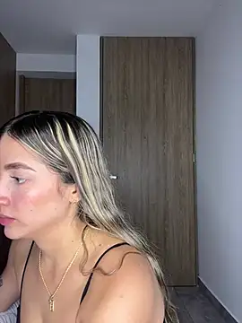 Snapshot of Issabela_G1 chatting on 01-02-25, 01:49 Issabela G1 online show from 01-02-25, 01:49