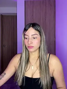 Snapshot of Issabela_G1 chatting on 02-06-25, 03:16 Issabela G1 online show from 02-06-25, 03:16