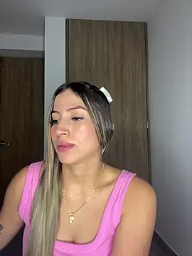 Snapshot of Issabela_G1 chatting on 02-16-25, 03:26 Issabela G1 online show from 02-16-25, 03:26