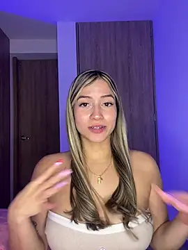 Snapshot of Issabela_G1 chatting on 03-07-25, 02:04 Issabela G1 online show from 03-07-25, 02:04