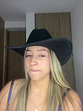 Snapshot of Issabela_G1 chatting on 03-19-25, 03:52 Issabela G1 online show from 03-19-25, 03:52