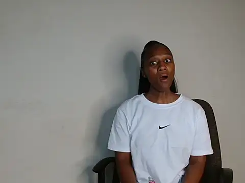 Snapshot of Lucy_Blacksilk chatting on 10-31-25, 06:42 Lucy Blacksilk online show from 10-31-25, 06:42