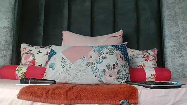 Snapshot of Lucy_Blacksilk chatting on 11-19-25, 09:15 Lucy Blacksilk online show from 11-19-25, 09:15