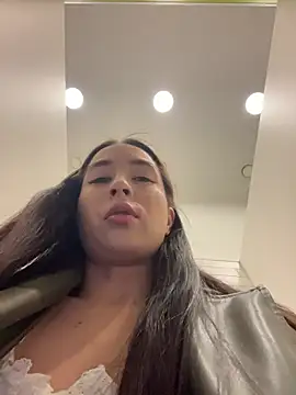 Snapshot of Holly_Play chatting on 04-24-26, 11:45 Holly Play online show from 04-24-26, 11:45