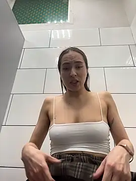 Snapshot of Holly_Play chatting on 05-11-26, 02:45 Holly Play online show from 05-11-26, 02:45