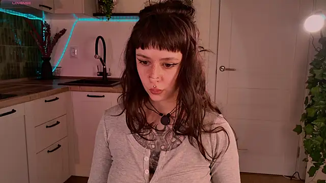 Snapshot of MichaellaMoon chatting on 05-16-26, 02:49 MichaellaMoon online show from 05-16-26, 02:49