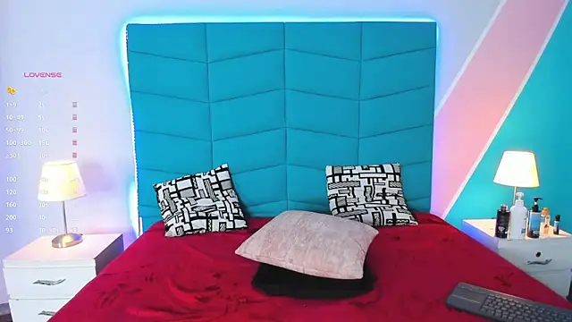 Snapshot of Iris_Thompson_ chatting on 03-08-25, 12:00 Iris Thompson online show from 03-08-25, 12:00