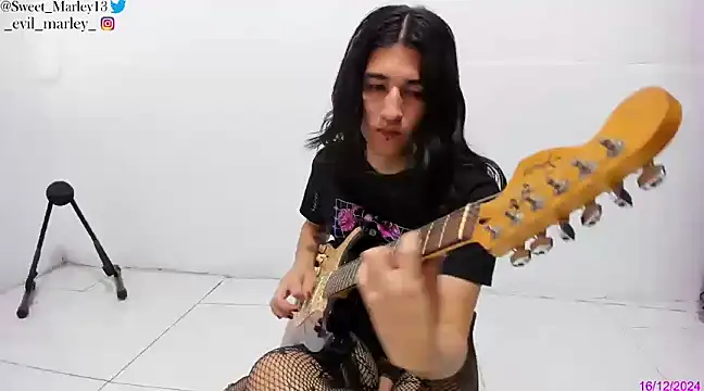 Snapshot of Evil_Queen13 chatting on 12-16-24, 01:22 Evil Queen13 online show from 12-16-24, 01:22