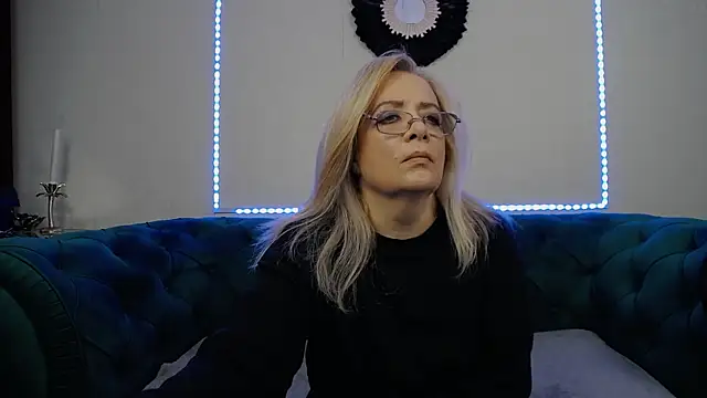 Snapshot of IvanaCharm chatting on 11-27-25, 04:25 IvanaCharm online show from 11-27-25, 04:25