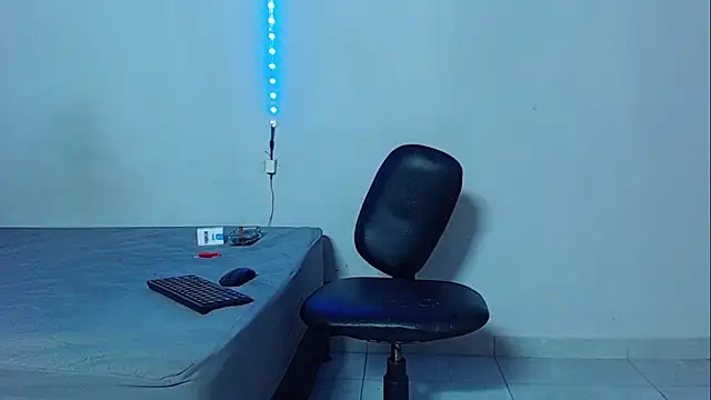 Snapshot of mikecoper_23 chatting on 10-27-25, 03:32 mikecoper 23 online show from 10-27-25, 03:32