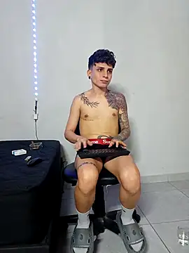 Snapshot of mikecoper_23 chatting on 12-16-25, 03:33 mikecoper 23 online show from 12-16-25, 03:33