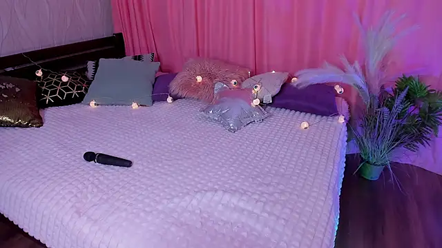 Snapshot of Miss_Elia chatting on 12-17-24, 05:15 Miss Elia online show from 12-17-24, 05:15