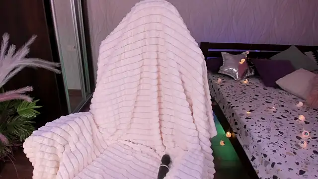 Snapshot of Miss_Elia chatting on 12-18-24, 04:28 Miss Elia online show from 12-18-24, 04:28