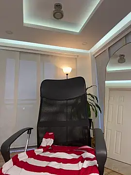 nicollefiorett online show from 11-06-25, 10:43