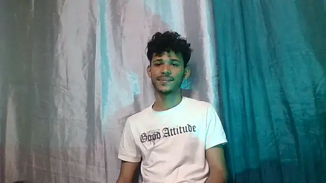 Snapshot of Luckbigcock64 chatting on 12-20-24, 05:51 Luckbigcock64 online show from 12-20-24, 05:51