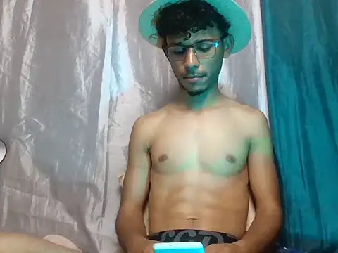 Snapshot of Luckbigcock64 chatting on 01-09-25, 01:35 Luckbigcock64 online show from 01-09-25, 01:35