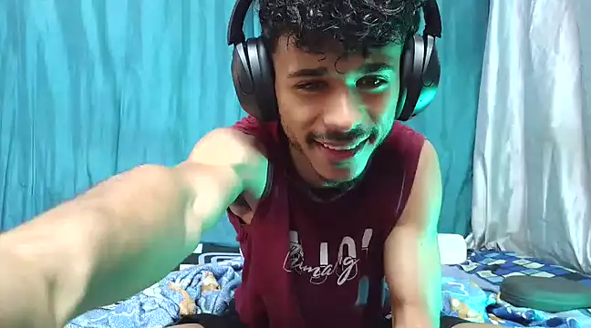 Snapshot of Luckbigcock64 chatting on 02-24-25, 08:38 Luckbigcock64 online show from 02-24-25, 08:38