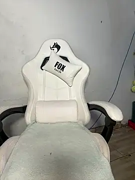 Snapshot of RuivaRaposinha chatting on 03-05-25, 02:12 RuivaRaposinha online show from 03-05-25, 02:12