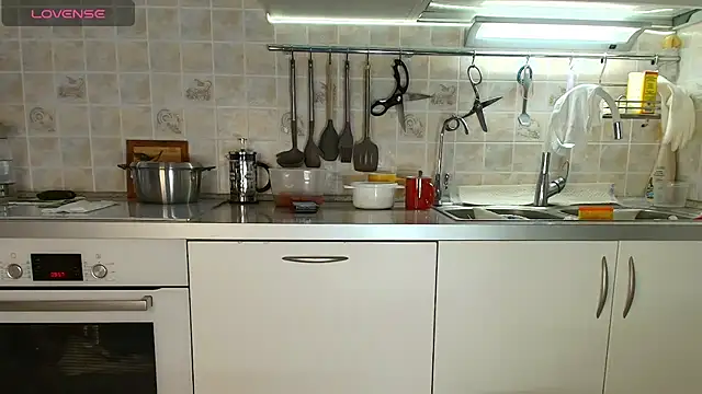 Snapshot of MilfeaN chatting on 09-18-25, 06:59 MilfeaN online show from 09-18-25, 06:59