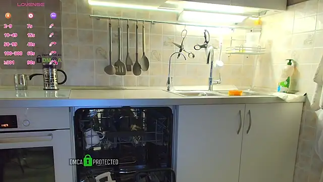 Snapshot of MilfeaN chatting on 10-28-25, 08:07 MilfeaN online show from 10-28-25, 08:07