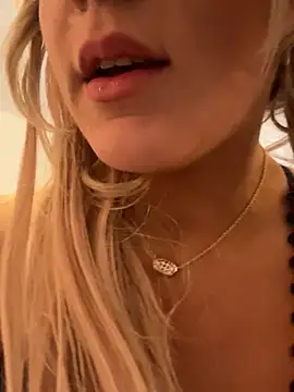 Snapshot of EllaSnow chatting on 03-10-25, 05:54 EllaSnow online show from 03-10-25, 05:54