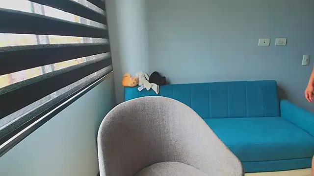 Snapshot of Lauri__fit chatting on 10-27-25, 04:44 Lauri fit online show from 10-27-25, 04:44