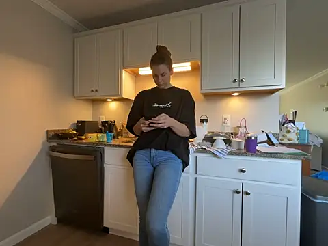 MissSwitch online show from 03-19-25, 02:13