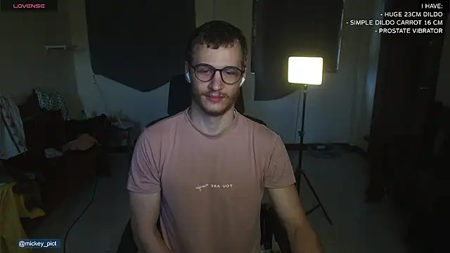 Snapshot of mickeypict chatting on 12-14-24, 01:50 mickeypict online show from 12-14-24, 01:50