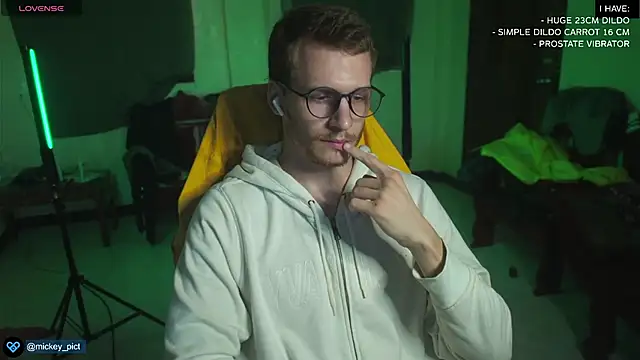 Snapshot of mickeypict chatting on 12-23-24, 09:05 mickeypict online show from 12-23-24, 09:05