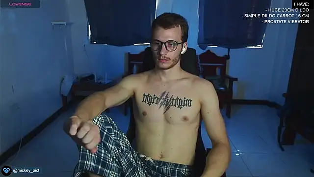 Snapshot of mickeypict chatting on 12-27-24, 04:04 mickeypict online show from 12-27-24, 04:04