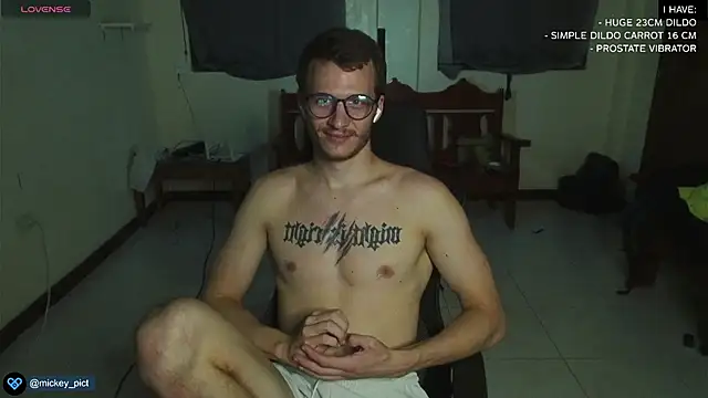 Snapshot of mickeypict chatting on 12-29-24, 12:23 mickeypict online show from 12-29-24, 12:23