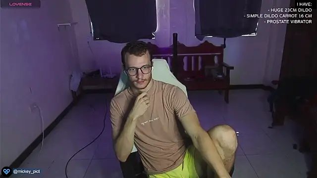 Snapshot of mickeypict chatting on 12-30-24, 06:31 mickeypict online show from 12-30-24, 06:31