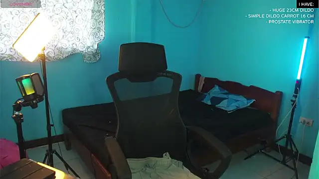 Snapshot of mickeypict chatting on 02-17-25, 03:47 mickeypict online show from 02-17-25, 03:47