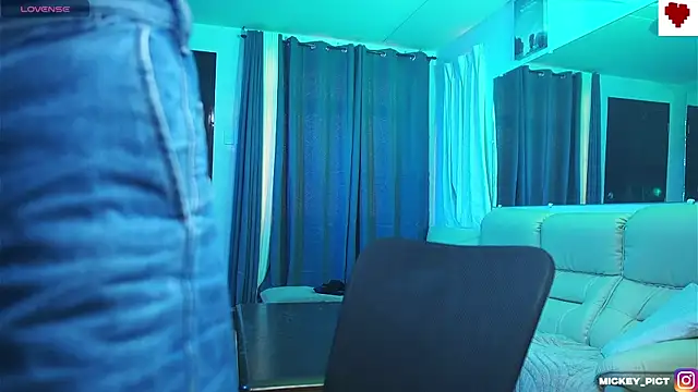 Snapshot of mickeypict chatting on 10-30-25, 06:37 mickeypict online show from 10-30-25, 06:37