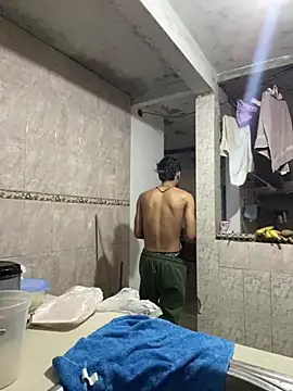 Snapshot of Rouuus12 chatting on 02-04-26, 12:33 Rouuus12 online show from 02-04-26, 12:33