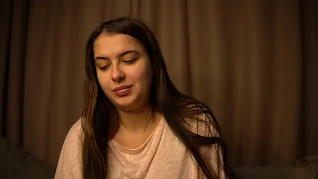 Snapshot of elisa_moon chatting on 12-17-25, 09:37 elisa moon online show from 12-17-25, 09:37