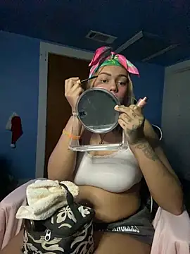 Snapshot of y0urlilgf chatting on 12-04-24, 11:13 y0urlilgf online show from 12-04-24, 11:13