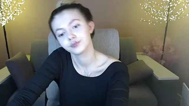 Snapshot of Ritaneer chatting on 12-17-24, 12:33 Ritaneer online show from 12-17-24, 12:33