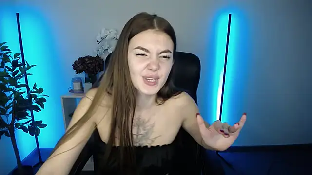 Snapshot of Ritaneer chatting on 11-24-25, 10:48 Ritaneer online show from 11-24-25, 10:48