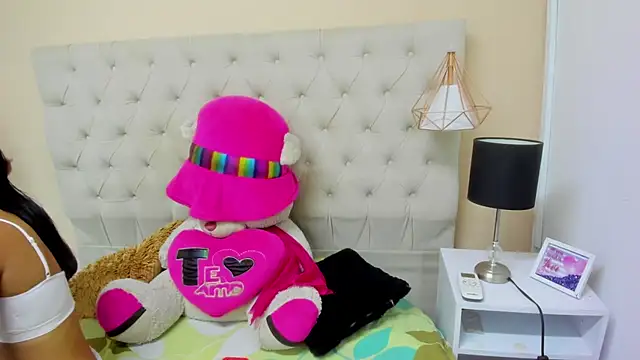 Snapshot of Little_Helen chatting on 01-21-25, 01:22 Little Helen online show from 01-21-25, 01:22