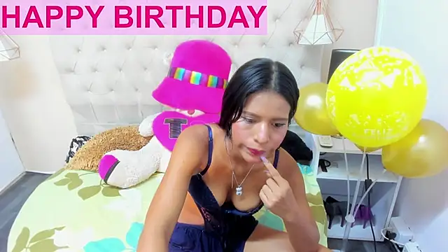 Snapshot of Little_Helen chatting on 01-22-25, 01:32 Little Helen online show from 01-22-25, 01:32