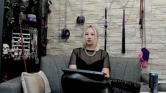 Snapshot of CruelMistress chatting on 05-07-26, 12:49 CruelMistress online show from 05-07-26, 12:49