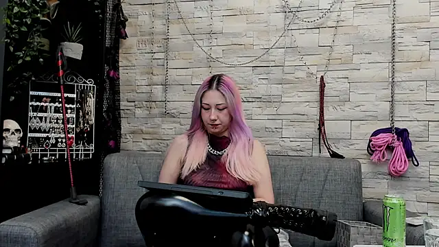Snapshot of CruelMistress chatting on 06-09-26, 12:33 CruelMistress online show from 06-09-26, 12:33