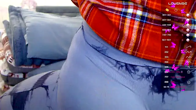 Snapshot of _Sexy-Mia_ chatting on 02-13-25, 04:07 Sexy-Mia online show from 02-13-25, 04:07