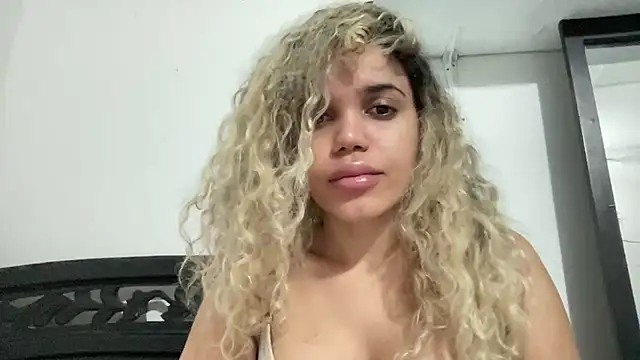 Snapshot of brithneysquirt chatting on 12-22-25, 01:02 brithneysquirt online show from 12-22-25, 01:02