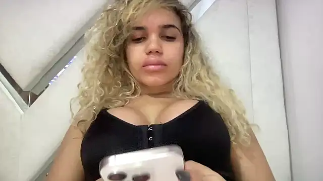 Snapshot of brithneysquirt chatting on 12-23-25, 12:19 brithneysquirt online show from 12-23-25, 12:19