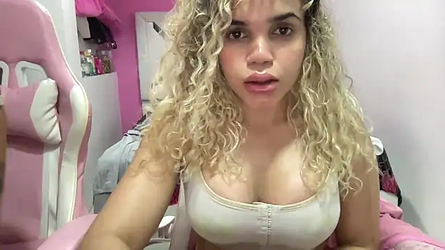 Snapshot of brithneysquirt chatting on 01-09-26, 03:48 brithneysquirt online show from 01-09-26, 03:48