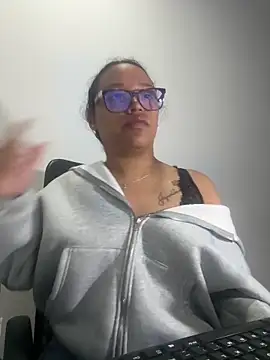 Snapshot of angela_angels_ chatting on 12-30-24, 11:17 angela angels online show from 12-30-24, 11:17